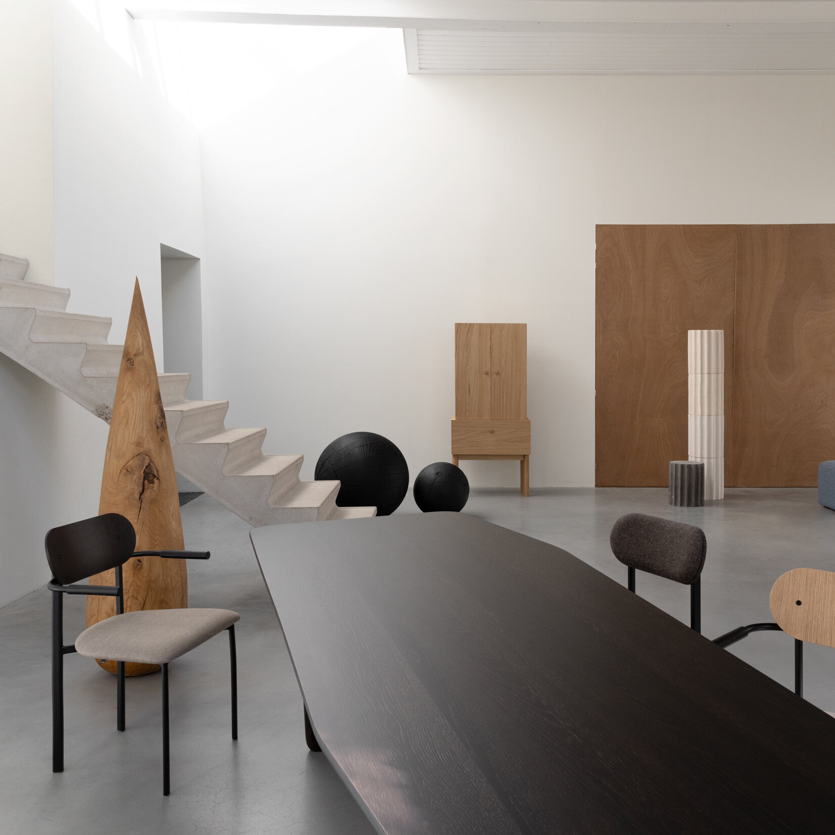 Design modern dining chair | Oblique Dining Chair with Armrest Beige regain natural01 | Studio HENK| 