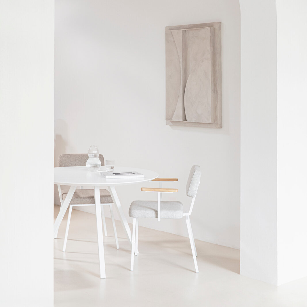 Ronde Design dining table | New Classic Tripod Steel white powdercoating | Oak hardwax oil natural light | Studio HENK| 
