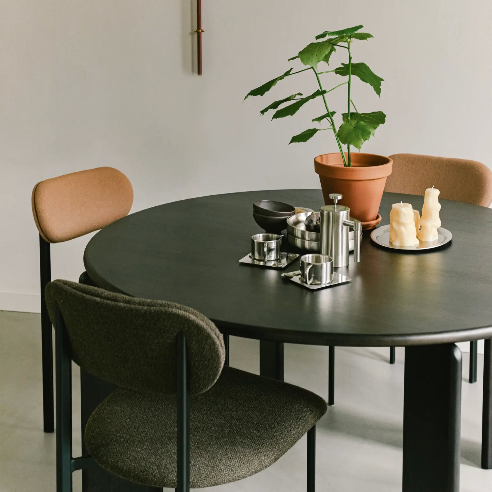 Round Design dining table | Soft Quadpod Oak green lacquer | Oak green lacquer | Studio HENK| 