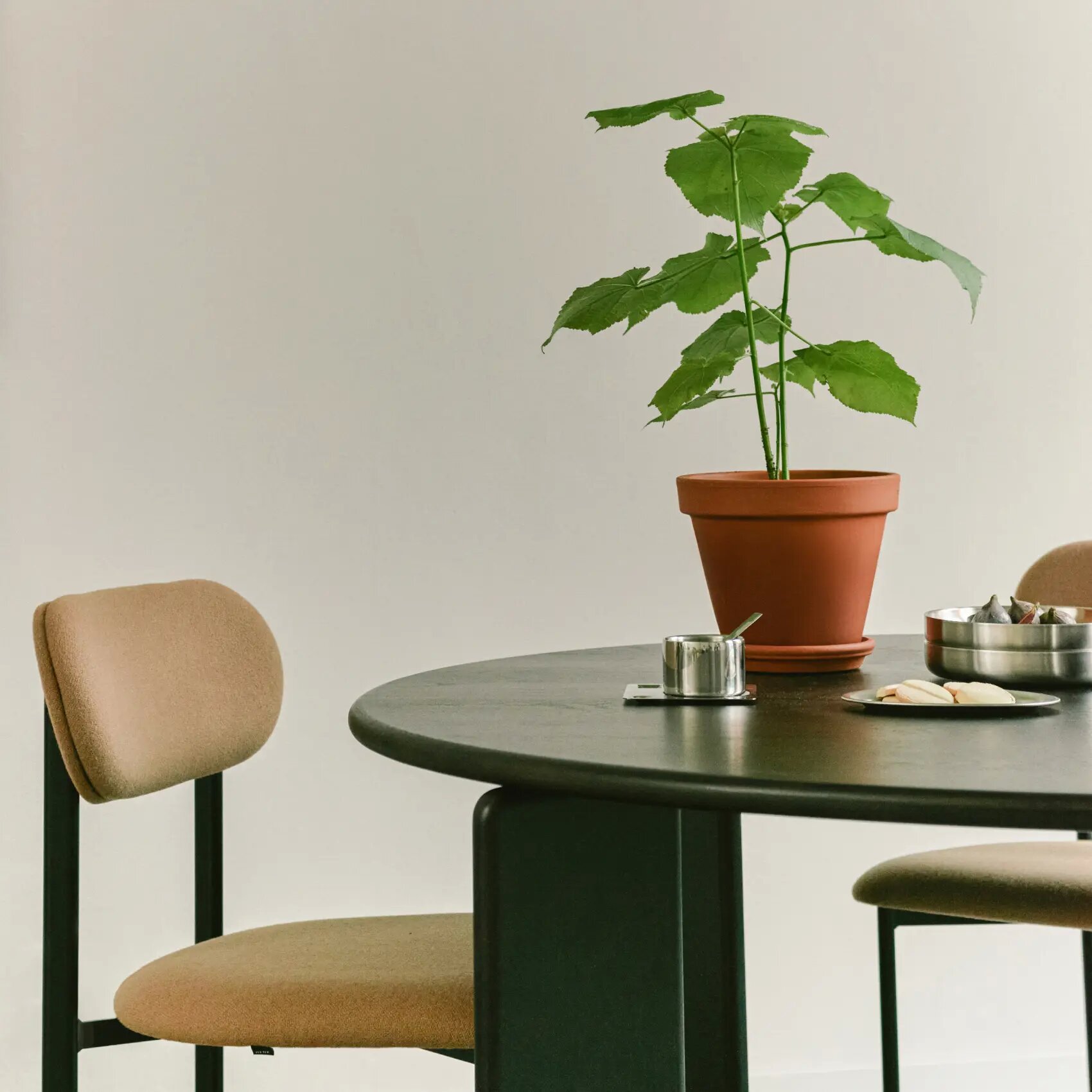 Round Design dining table | Soft Quadpod Oak green lacquer | Oak green lacquer | Studio HENK| 