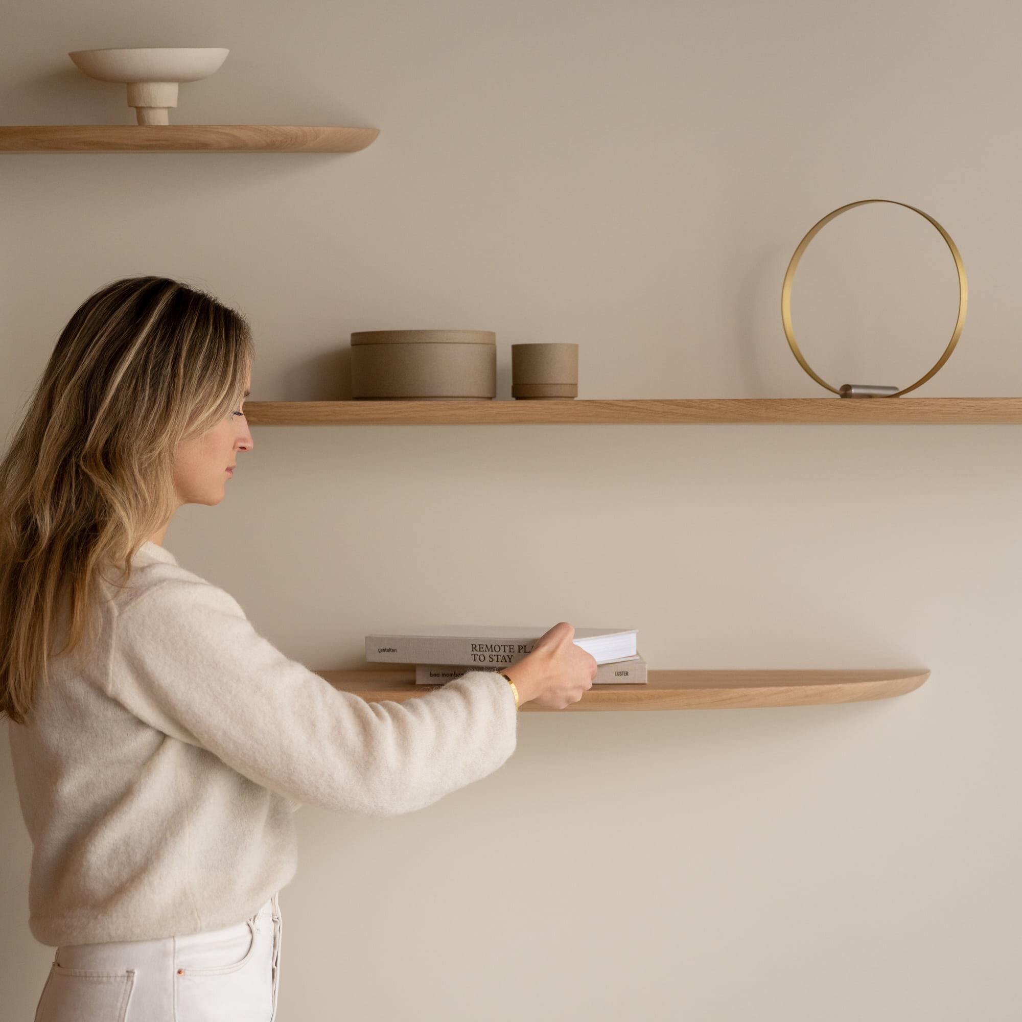 Design shelf | Blob shelf Small Right Oak natural lacquer Radius | Studio HENK | 