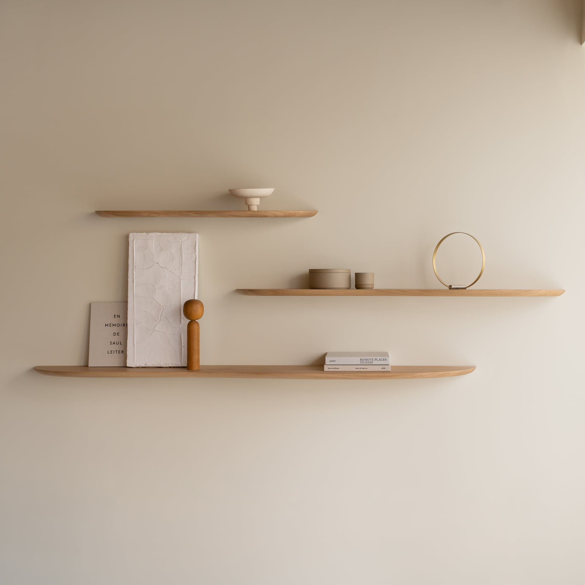 Design shelf | Blob shelf Small Right Oak natural lacquer Radius | Studio HENK | 