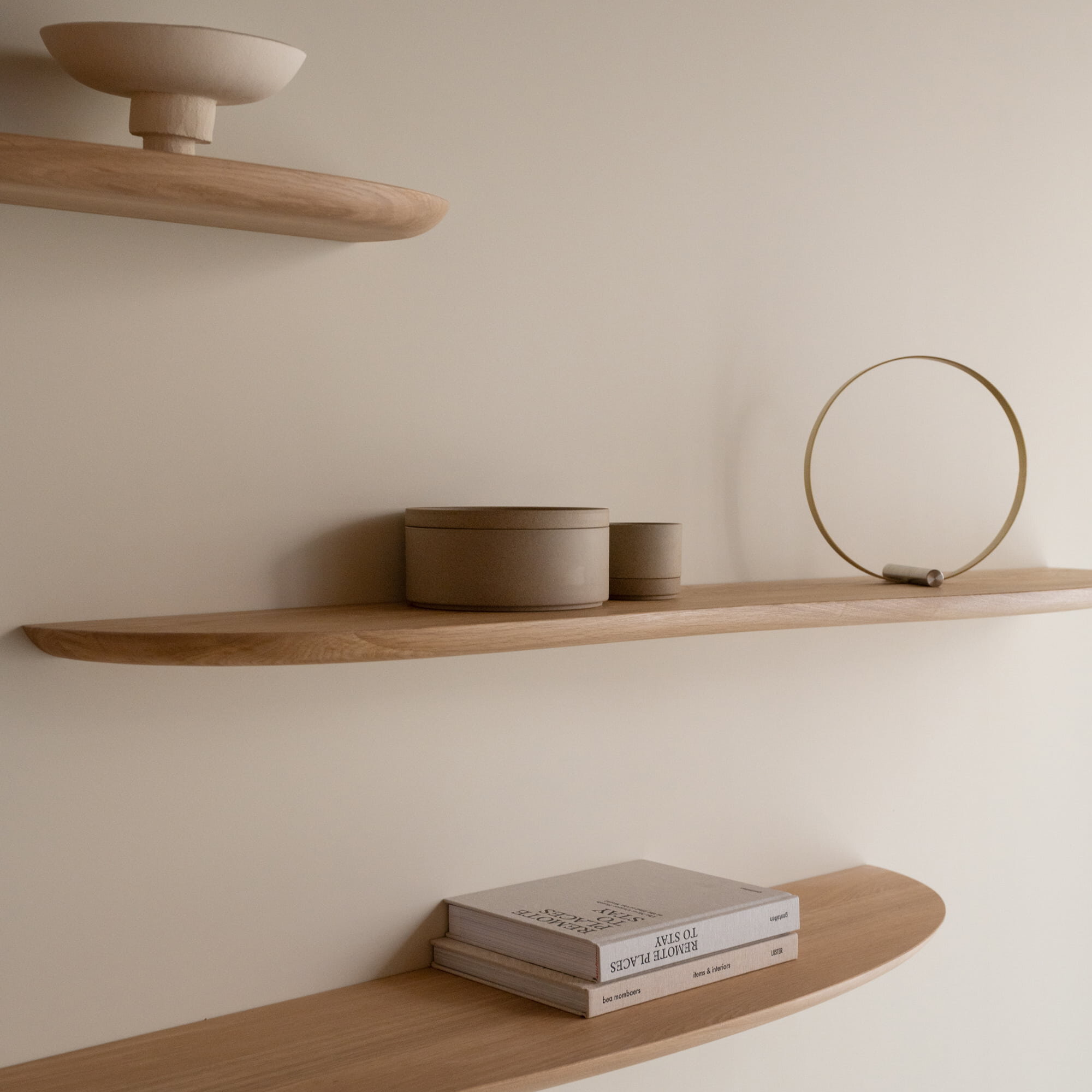 Design shelf | Blob shelf Small Right Oak natural lacquer Radius | Studio HENK | 